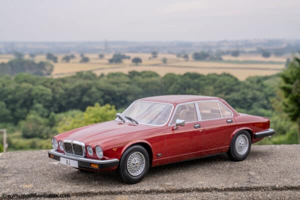 MCG - 1:18 Jaguar XJ6 Series III Dark Red Metallic 1979 - Diecast Model