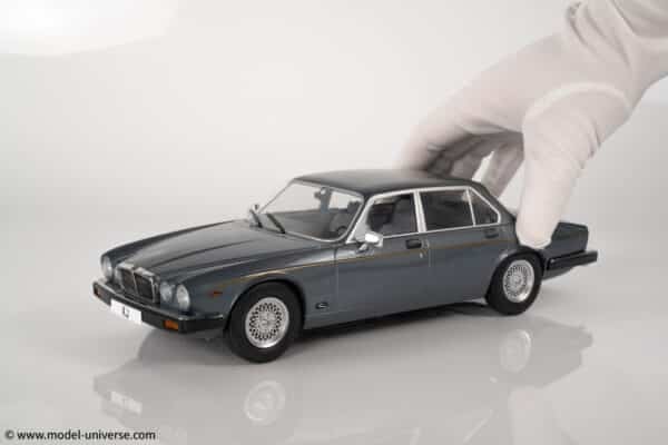 MCG - 1:18 Jaguar XJ6 Series III Dark Grey Metallic 1979 - Diecast Model
