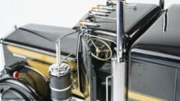 Road Kings - 1:18 Kenworth W900 Gold/Black from