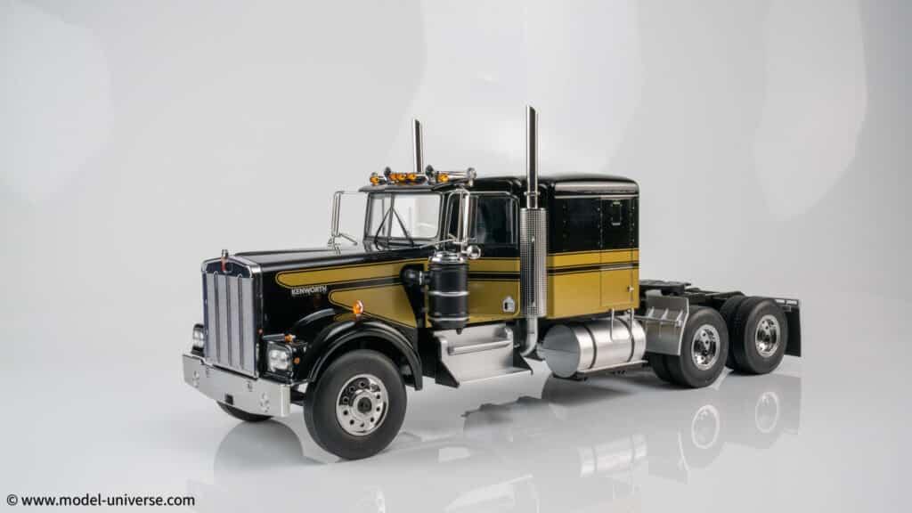 Latest arrivals at model-universe.com - 22 July 2025 : including Audi R8's by Keng Fai, AMG's by i-scale, Porsche 911's by Minichamps and much more.. 26 Road Kings - 1:18 Kenworth W900 Gold/Black from "Smokey and the Bandit" - Diecast Model