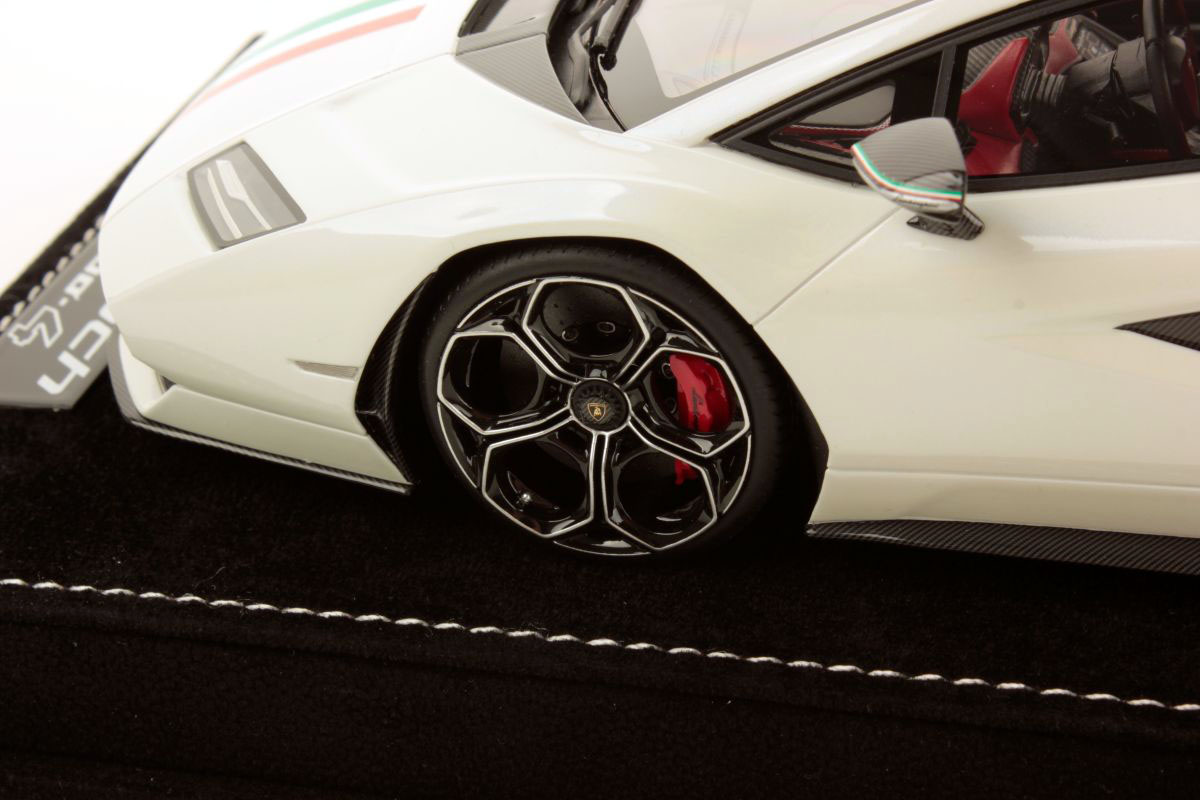 MR Collection 1:18 Lamborghini Countach LPI 800-4 2021 Italian Flag Livery (LAMBO052SE9) Limited Edition Resin Model 5 MR Collection 1:18 Lamborghini Countach LPI 800-4 2021 Italian Flag Livery (LAMBO052SE9) Limited Edition Resin Model - Image 5