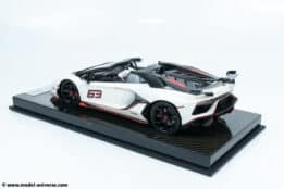 Runner - 1:18 Lamborghini Aventador Roadster SVJ No.63 White - Limited Edition Resin Model