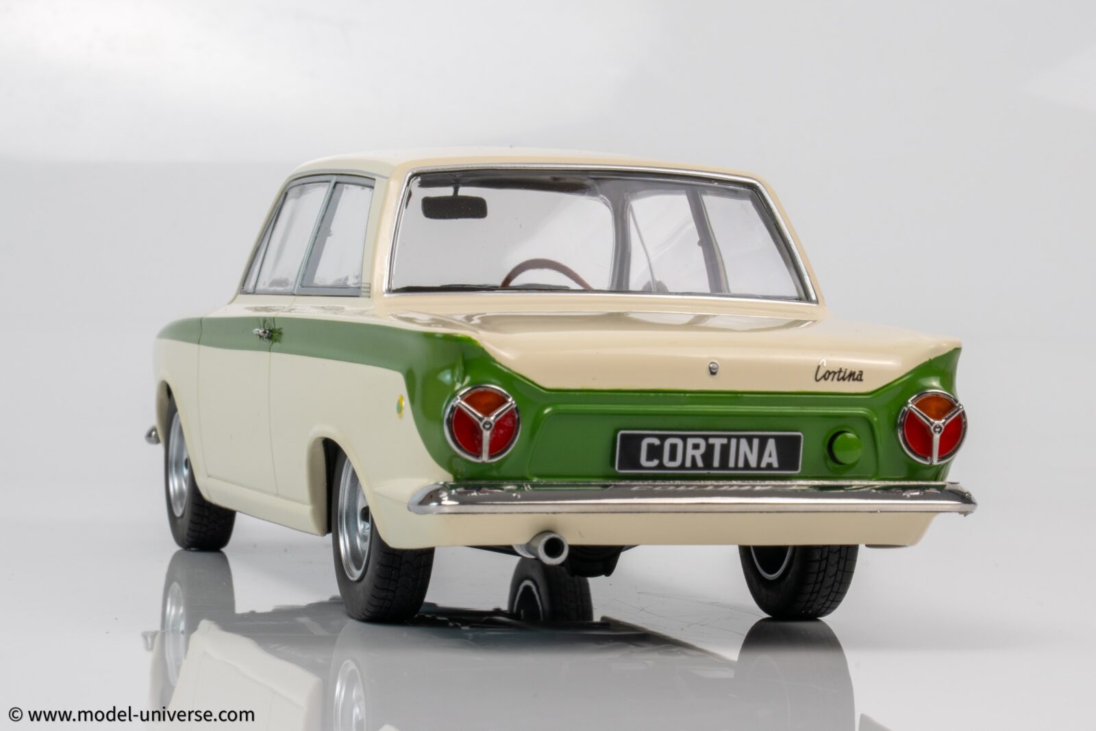 MCG 1:18 Ford Lotus Cortina Mk.1 1963 White/Green (MCG18434