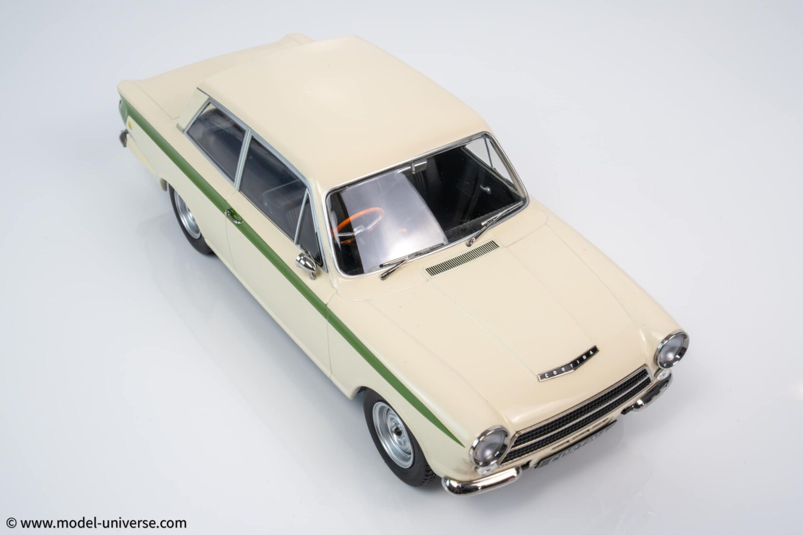 MCG 1:18 Ford Lotus Cortina Mk.1 1963 White/Green (MCG18434