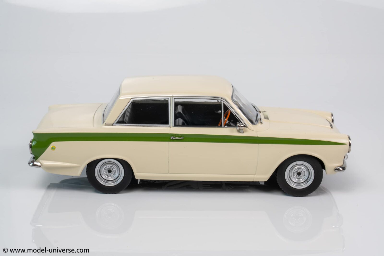 MCG 1:18 Ford Lotus Cortina Mk.1 1963 White/Green (MCG18434