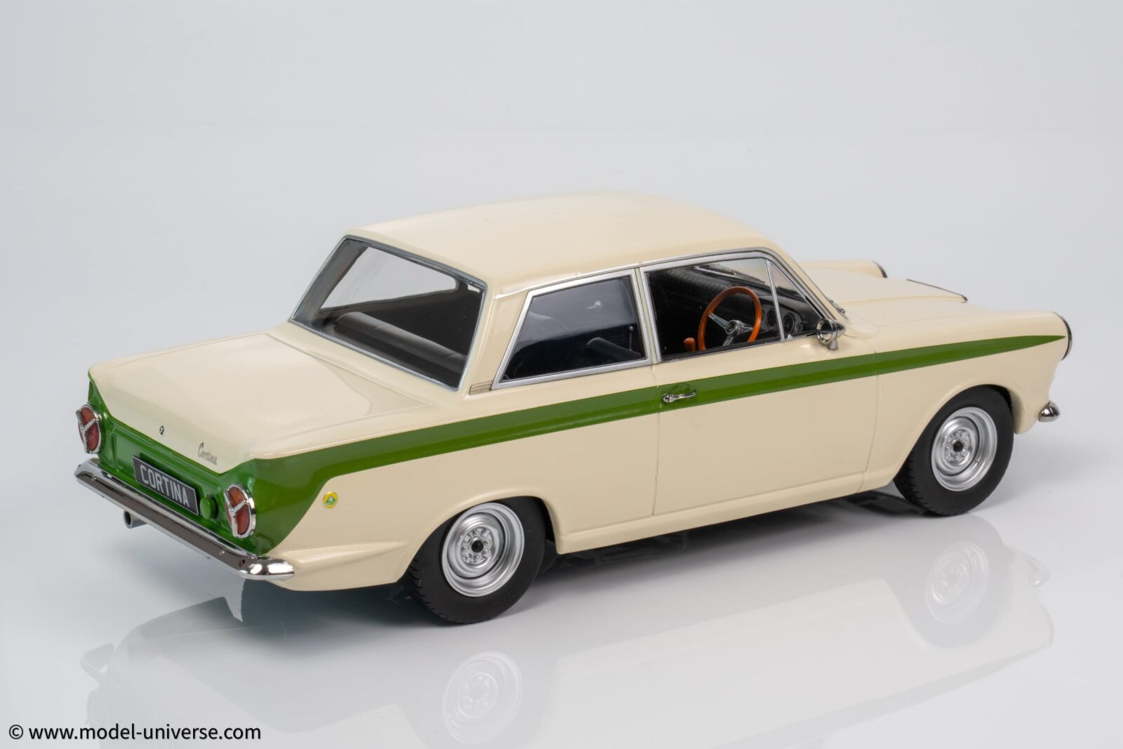 MCG 1:18 Ford Lotus Cortina Mk.1 1963 White/Green (MCG18434