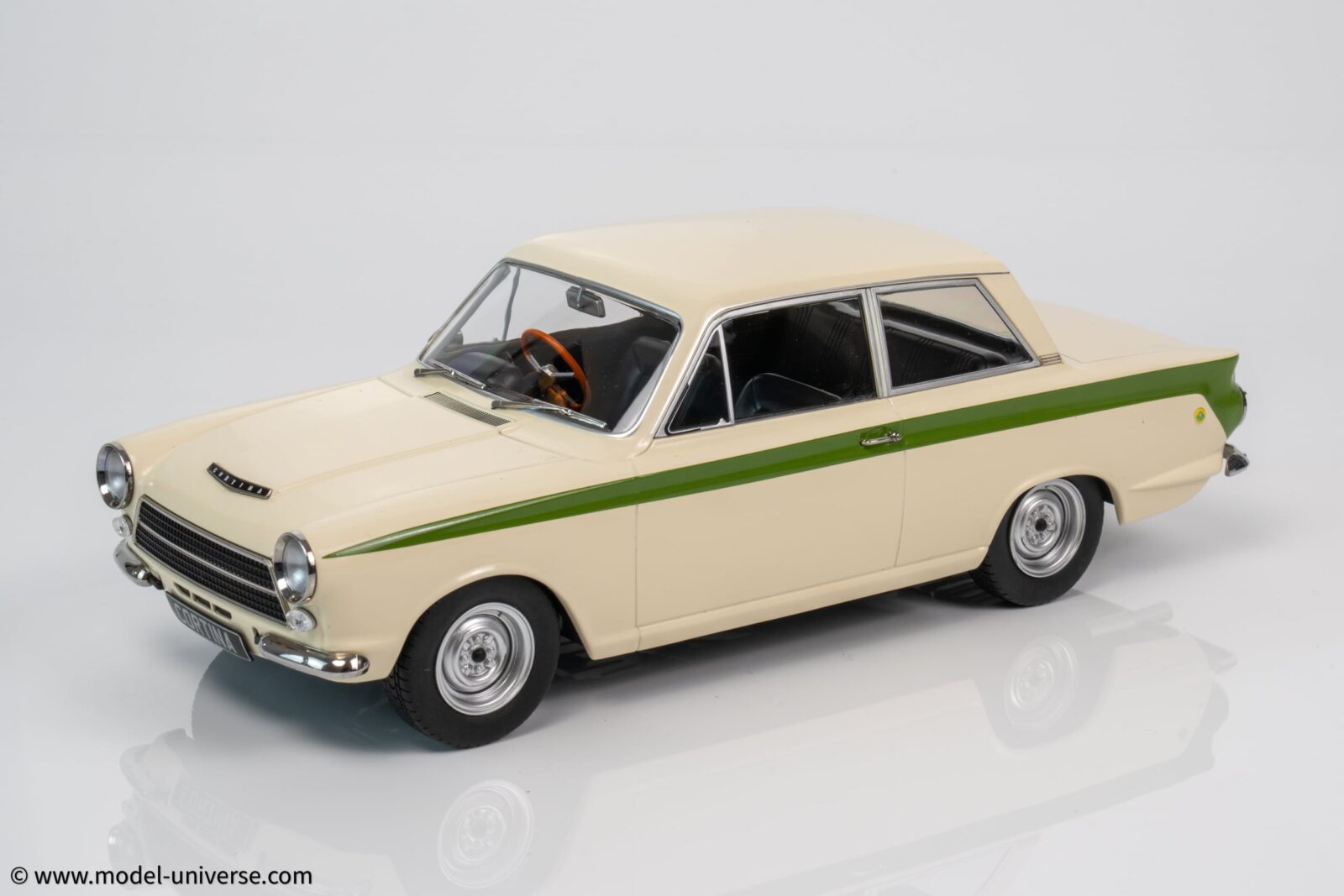 MCG 1:18 Ford Lotus Cortina Mk.1 1963 White/Green (MCG18434