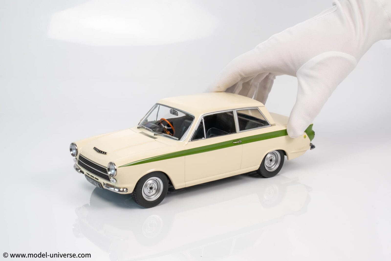 MCG 1:18 Ford Lotus Cortina Mk.1 1963 White/Green (MCG18434