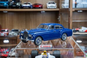 MCG 1:18 Rolls-Royce Silver Cloud III Flying Track by H.J. Mulliner in Dark Blue Diecast Model Now Available