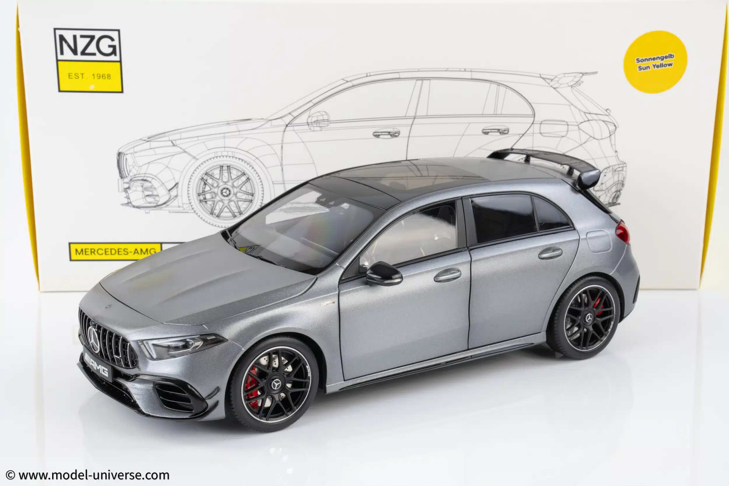 1/18 KENGFAI NZG メルセデス AMG A45 S 4MATIC+ 1/18 Mercedes AMG A45 S NZG Green Diecast Model Toy Car