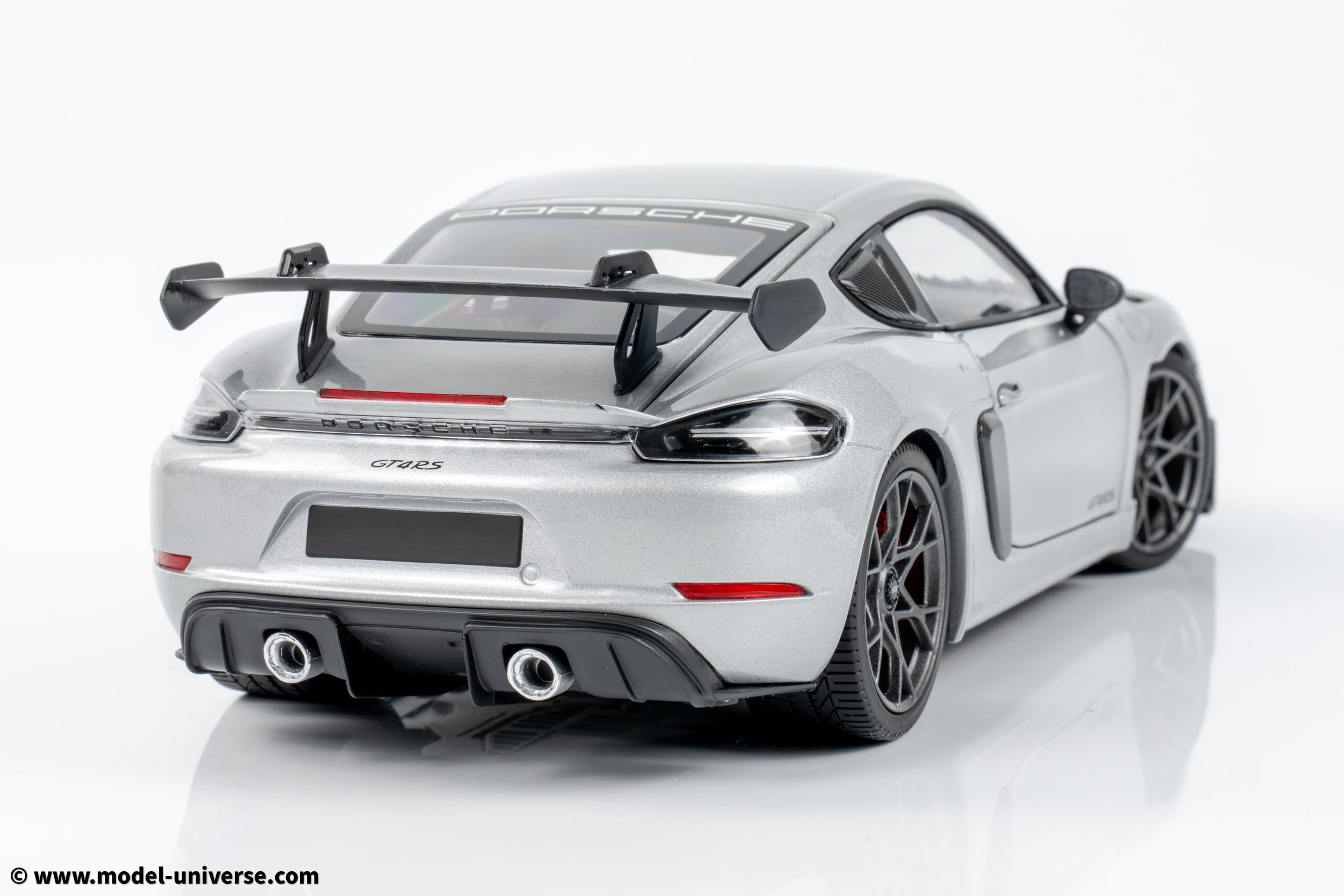 Minichamps - 1:18 Porsche Cayman GT4 RS Silver Metallic w/Weissach Package 2024 - Diecast Model