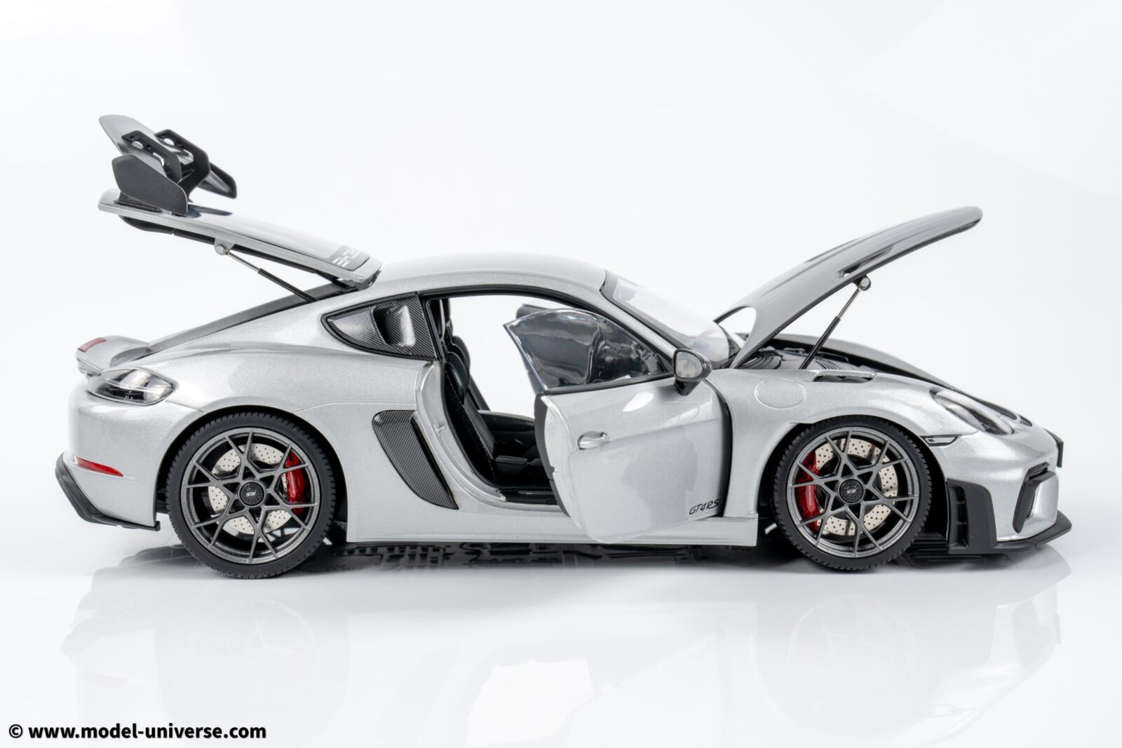 Minichamps - 1:18 Porsche Cayman GT4 RS Silver Metallic w/Weissach