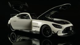 Minichamps - 1:18 Mercedes-AMG GT Black Series 2021 White Metallic (Full Openings)