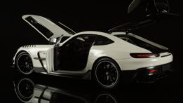 Minichamps - 1:18 Mercedes-AMG GT Black Series 2021 White Metallic (Full Openings)