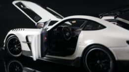 Minichamps - 1:18 Mercedes-AMG GT Black Series 2021 White Metallic (Full Openings)