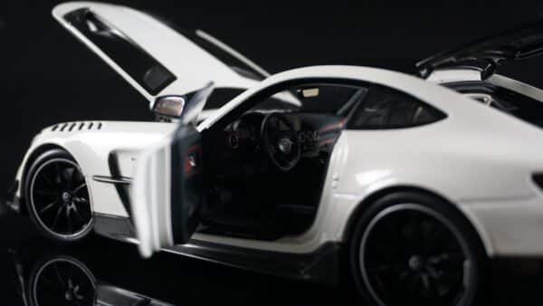 Minichamps - 1:18 Mercedes-AMG GT Black Series 2021 White Metallic (Full Openings)