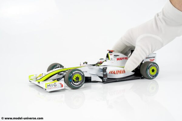 Minichamps - 1:18 Brawn GP BGP001 No.22 Jenson Button World Champion Brazilian GP 2009 with Pitboard - Limited Edition Diecast Model 21 Minichamps - 1:18 Brawn GP BGP001 No.22 Jenson Button World Champion Brazilian GP 2009 with Pitboard - Limited Edition Diecast Model