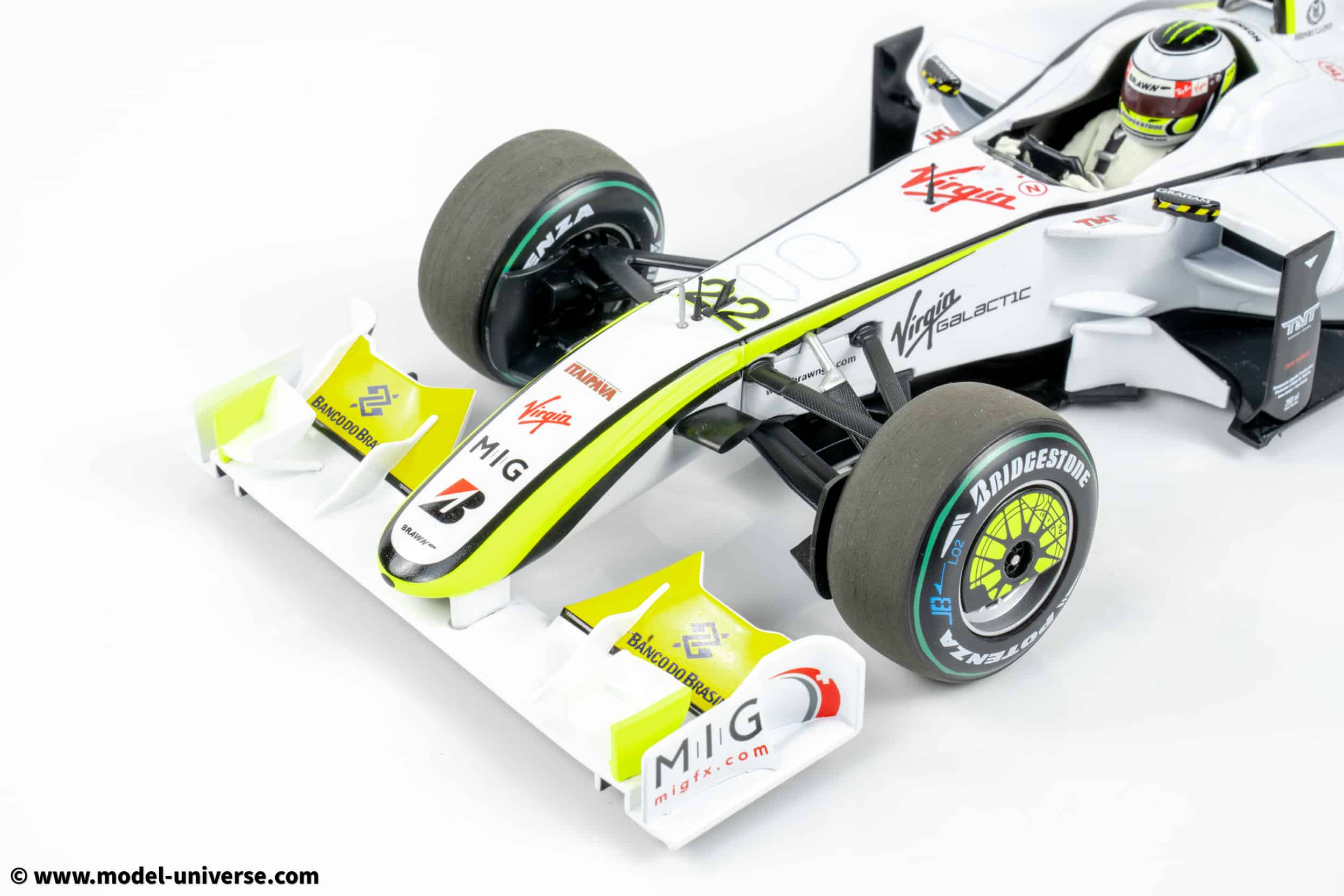 Minichamps - 1:18 Brawn GP BGP001 No.22 Jenson Button World Champion Brazilian GP 2009 with Pitboard - Limited Edition Diecast Model