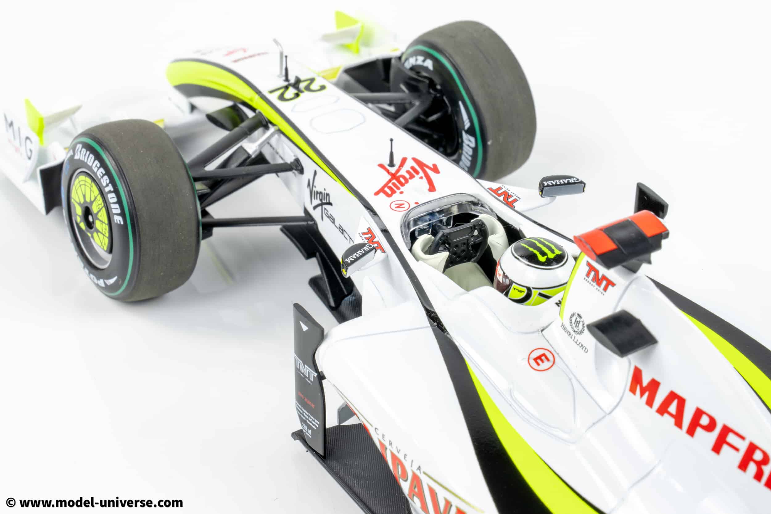 Minichamps - 1:18 Brawn GP BGP001 No.22 Jenson Button World Champion Brazilian GP 2009 with Pitboard - Limited Edition Diecast Model