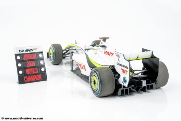 Minichamps - 1:18 Brawn GP BGP001 No.22 Jenson Button World Champion Brazilian GP 2009 with Pitboard - Limited Edition Diecast Model 18 Minichamps - 1:18 Brawn GP BGP001 No.22 Jenson Button World Champion Brazilian GP 2009 with Pitboard - Limited Edition Diecast Model