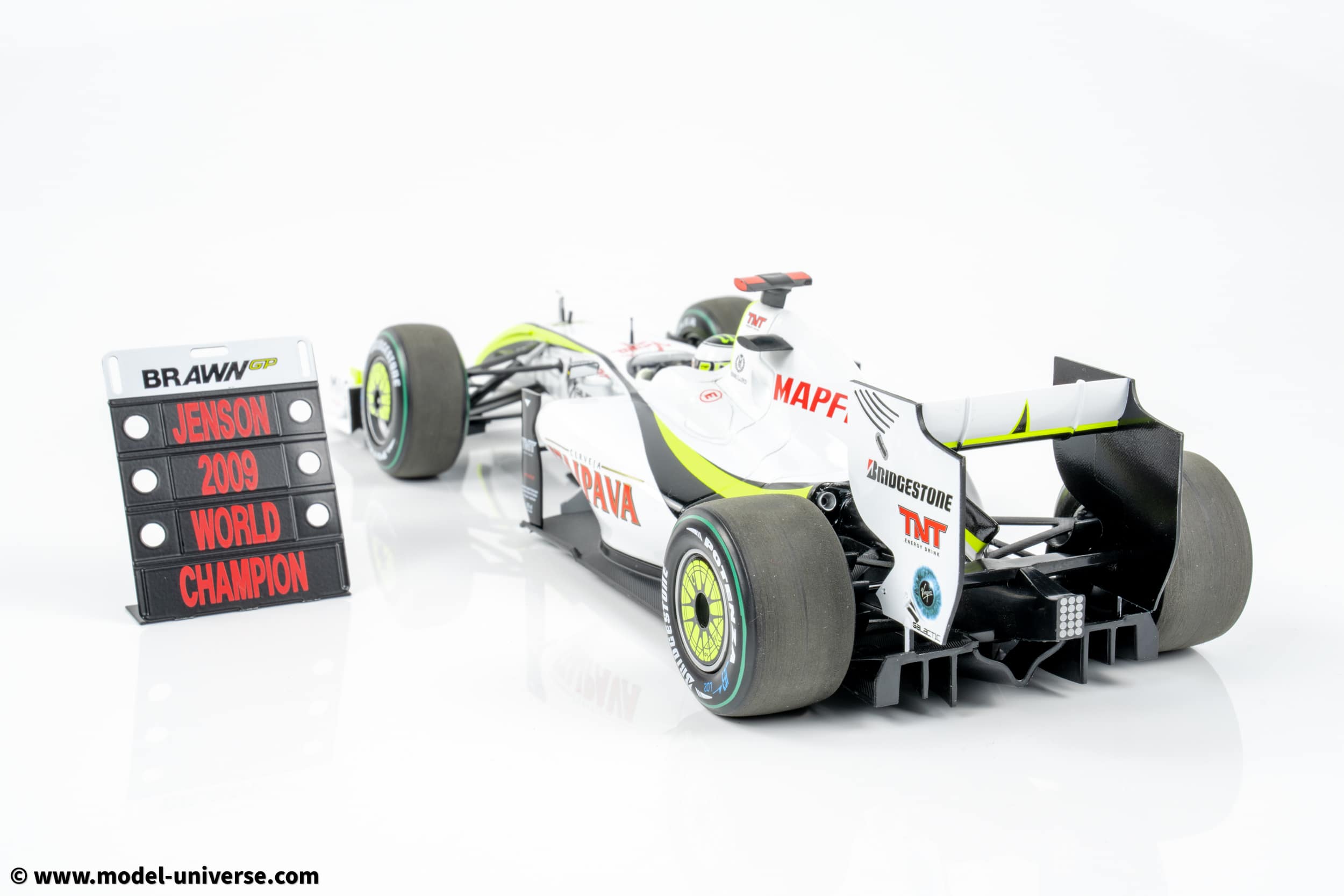 Minichamps - 1:18 Brawn GP BGP001 No.22 Jenson Button World Champion Brazilian GP 2009 with Pitboard - Limited Edition Diecast Model