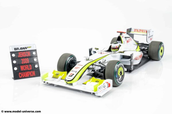 Minichamps - 1:18 Brawn GP BGP001 No.22 Jenson Button World Champion Brazilian GP 2009 with Pitboard - Limited Edition Diecast Model 17 Minichamps - 1:18 Brawn GP BGP001 No.22 Jenson Button World Champion Brazilian GP 2009 with Pitboard - Limited Edition Diecast Model