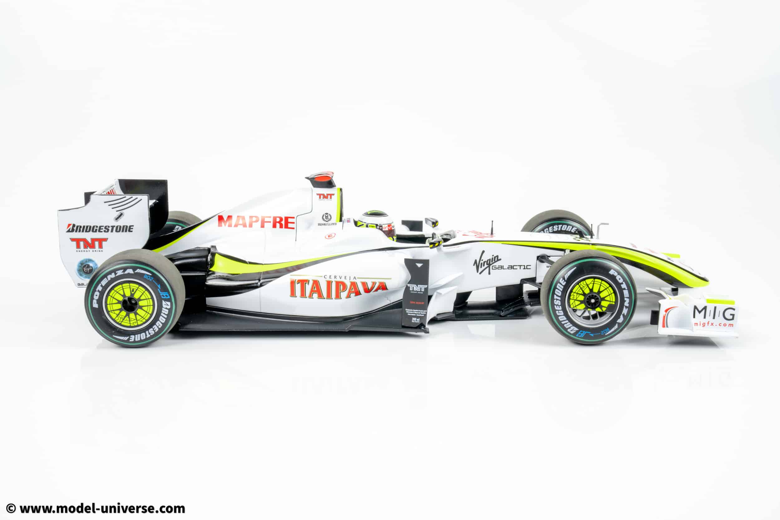 Minichamps - 1:18 Brawn GP BGP001 No.22 Jenson Button World Champion Brazilian GP 2009 with Pitboard - Limited Edition Diecast Model