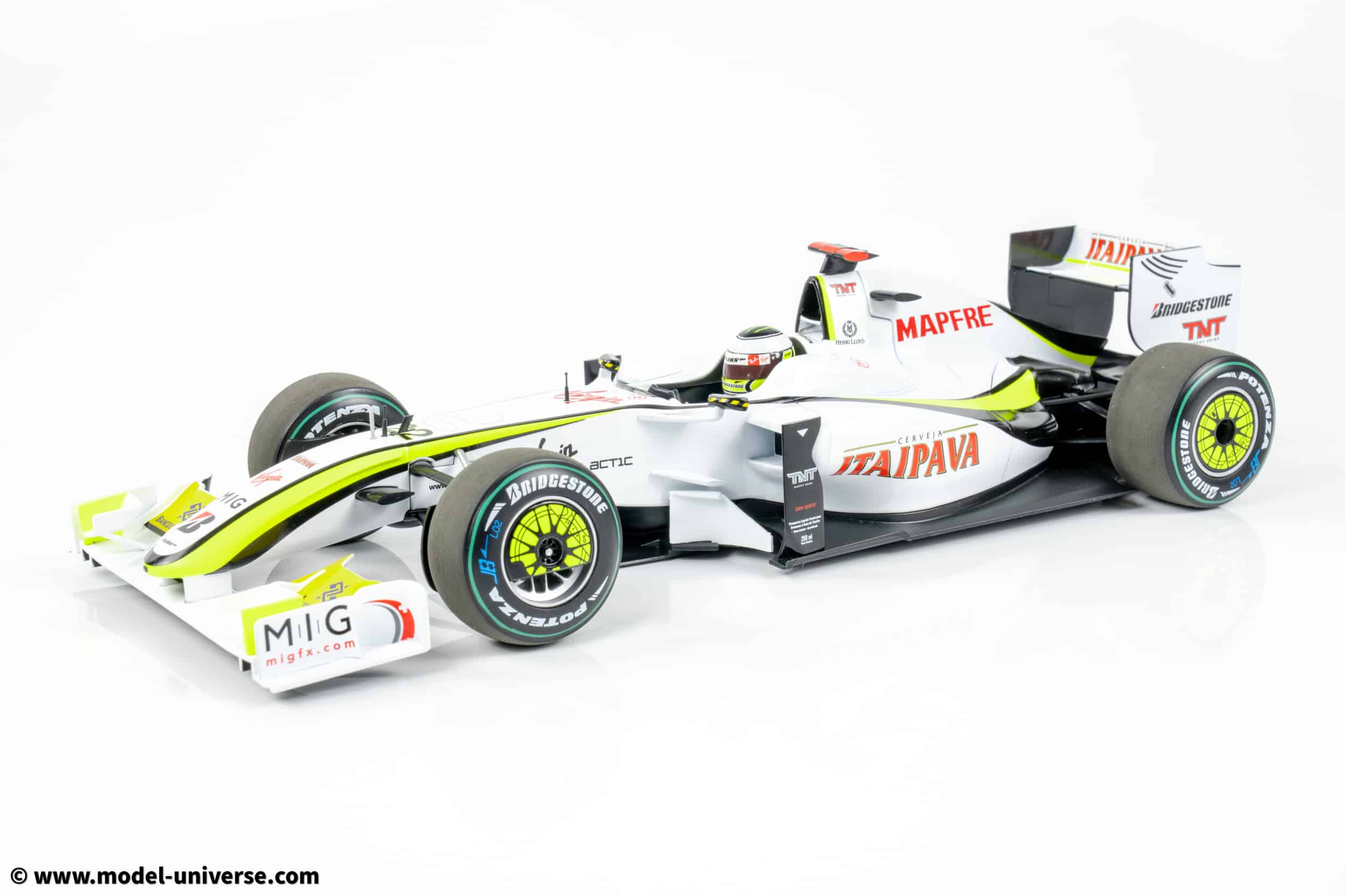 Minichamps - 1:18 Brawn GP BGP001 No.22 Jenson Button World Champion Brazilian GP 2009 with Pitboard - Limited Edition Diecast Model