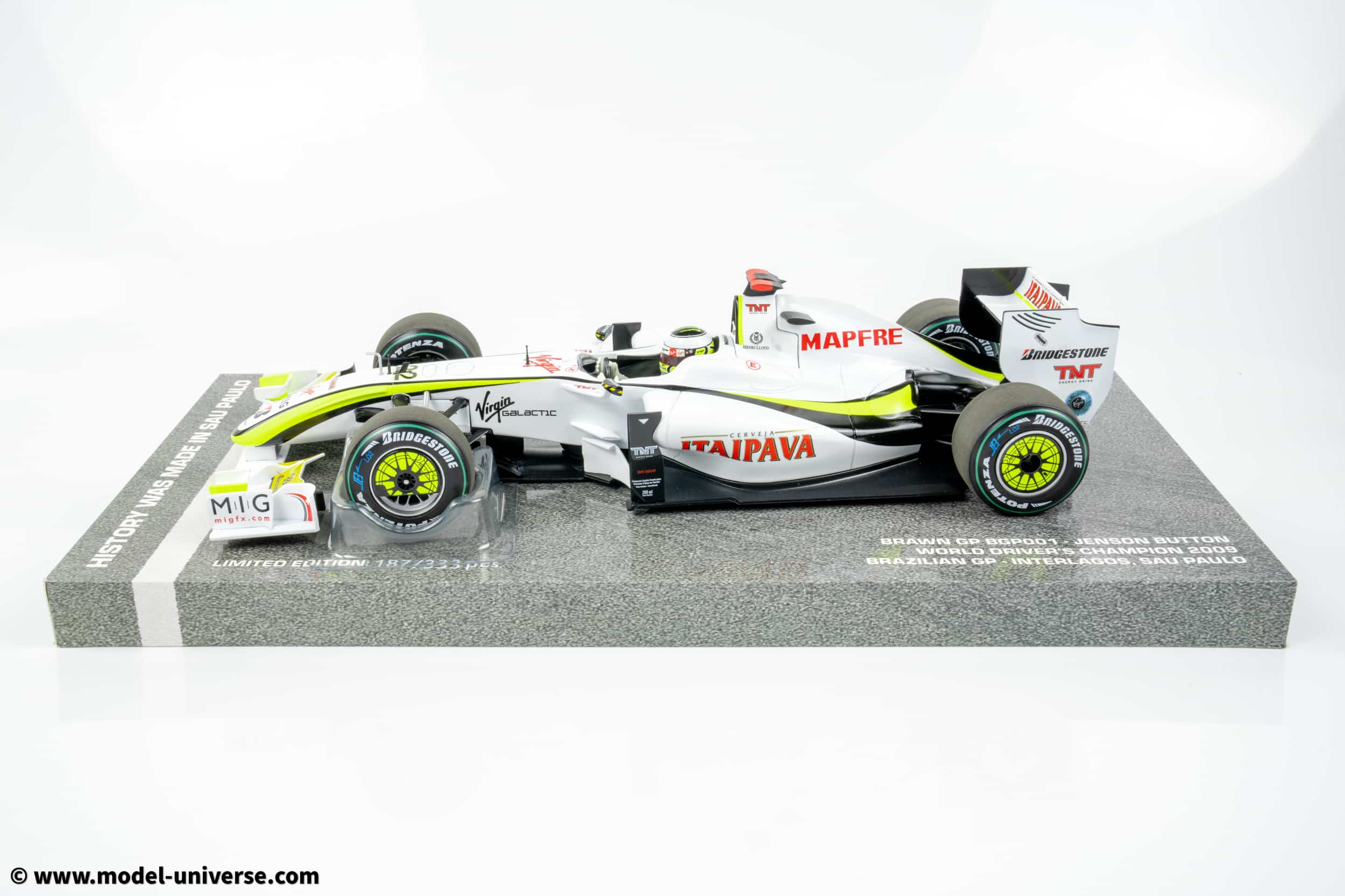 Minichamps - 1:18 Brawn GP BGP001 No.22 Jenson Button World Champion Brazilian GP 2009 with Pitboard - Limited Edition Diecast Model
