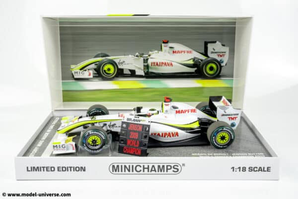 Minichamps - 1:18 Brawn GP BGP001 No.22 Jenson Button World Champion Brazilian GP 2009 with Pitboard - Limited Edition Diecast Model