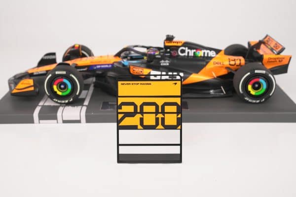 Minichamps 1:18 McLaren MCL39 No.81 Oscar Piastri 2nd Hungarian GP 2025 McLaren 200 GP Wins with Pit Board (537253181) Limited Edition Resin Model 13 Minichamps 1:18 McLaren MCL39 No.81 Oscar Piastri 2nd Hungarian GP 2025 resin model with 200 pit board (537253181), side view with 200 pit board