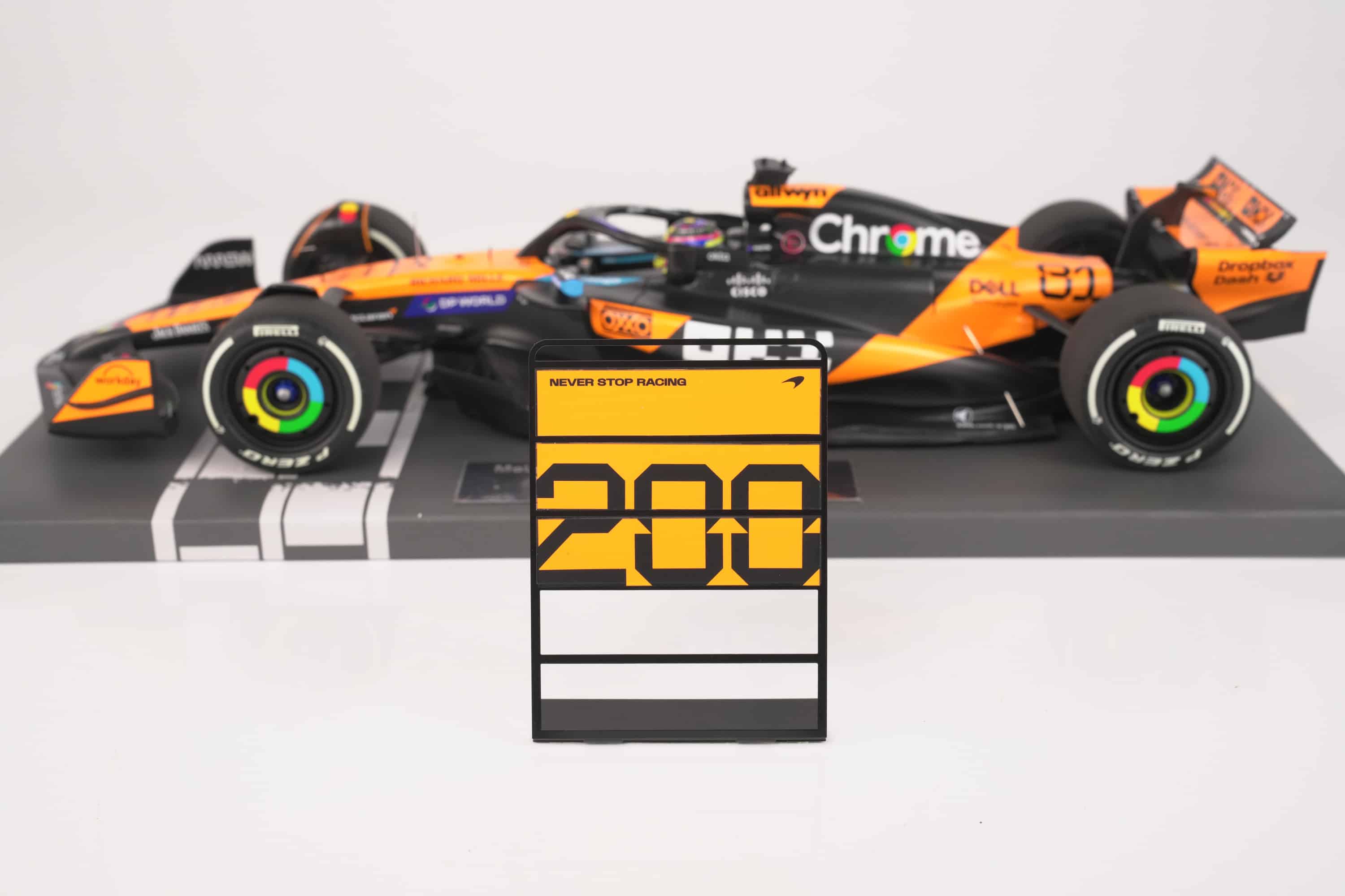 Minichamps 1:18 McLaren MCL39 No.81 Oscar Piastri 2nd Hungarian GP 2025 McLaren 200 GP Wins with Pit Board (537253181) Limited Edition Resin Model 4 Minichamps 1:18 McLaren MCL39 No.81 Oscar Piastri 2nd Hungarian GP 2025 resin model with 200 pit board (537253181), side view with 200 pit board