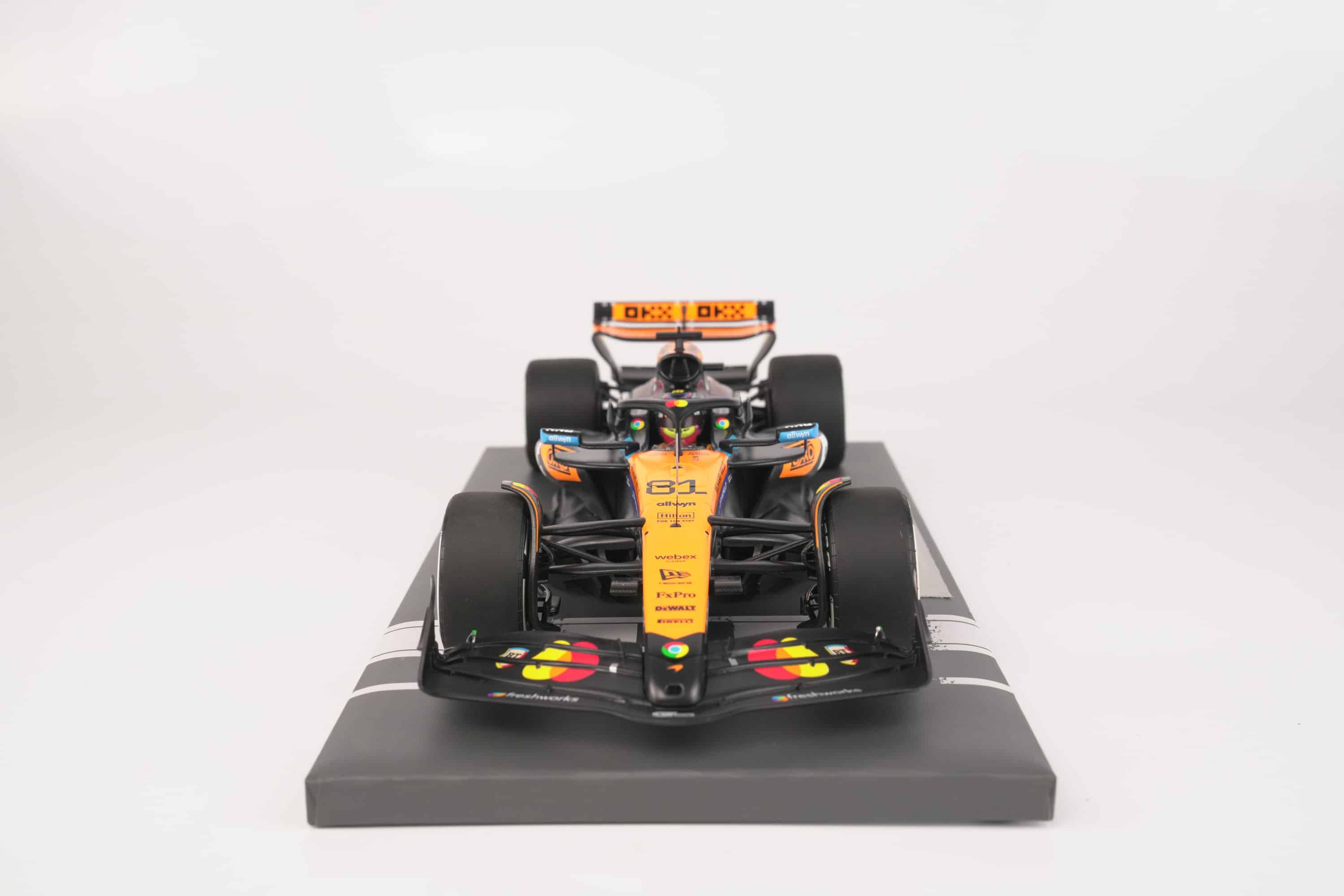 Minichamps 1:18 McLaren MCL39 No.81 Oscar Piastri 2nd Hungarian GP 2025 McLaren 200 GP Wins with Pit Board (537253181) Limited Edition Resin Model 6 Minichamps 1:18 McLaren MCL39 No.81 Oscar Piastri 2nd Hungarian GP 2025 resin model with 200 pit board (537253181), front view