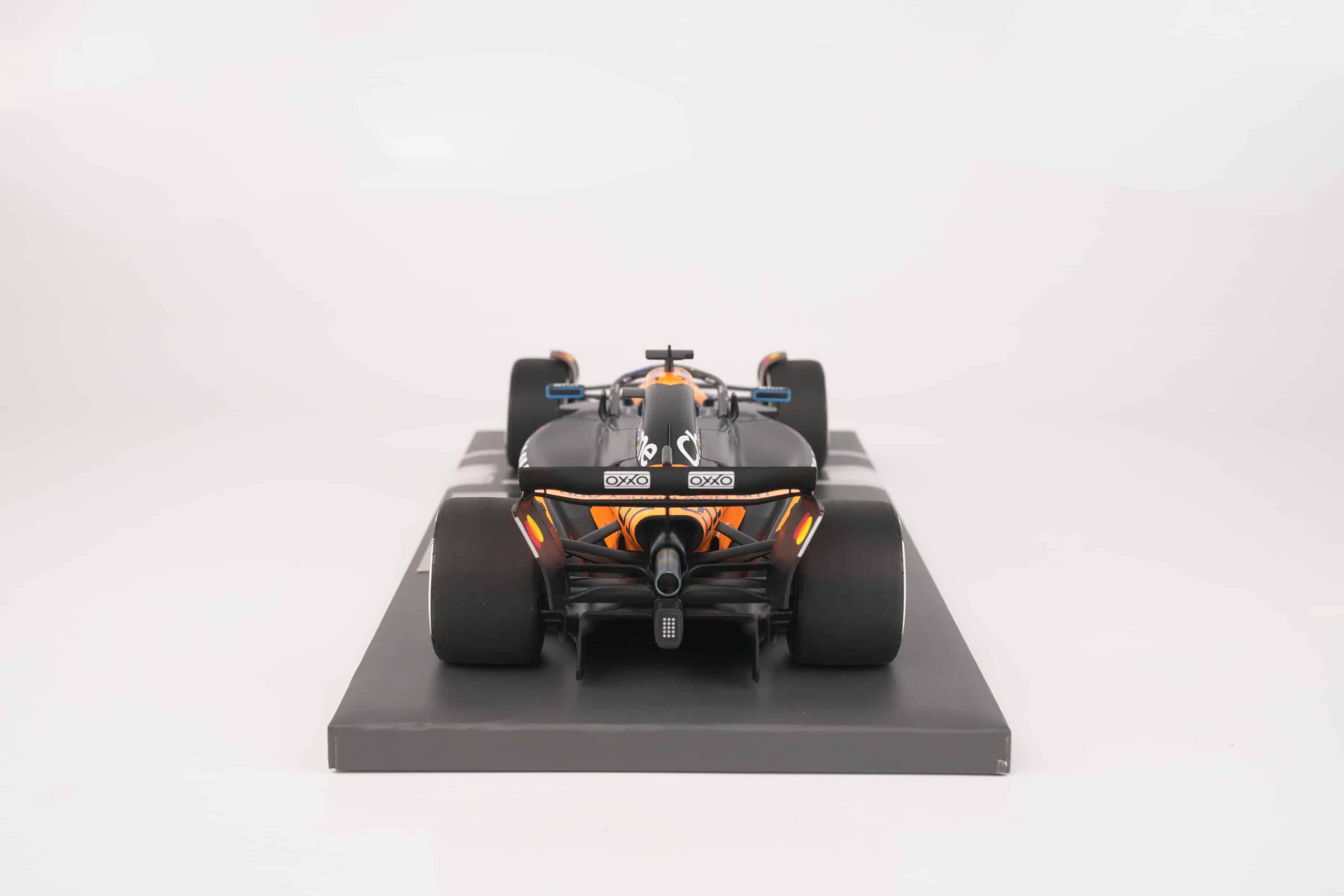 Minichamps 1:18 McLaren MCL39 No.81 Oscar Piastri 2nd Hungarian GP 2025 McLaren 200 GP Wins with Pit Board (537253181) Limited Edition Resin Model 7 Minichamps 1:18 McLaren MCL39 No.81 Oscar Piastri 2nd Hungarian GP 2025 resin model with 200 pit board (537253181), rear view