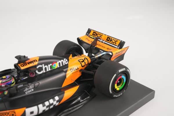 Minichamps 1:18 McLaren MCL39 No.81 Oscar Piastri 2nd Hungarian GP 2025 McLaren 200 GP Wins with Pit Board (537253181) Limited Edition Resin Model 18 Minichamps 1:18 McLaren MCL39 No.81 Oscar Piastri 2nd Hungarian GP 2025 resin model with 200 pit board (537253181), sidepod and rear wing detail