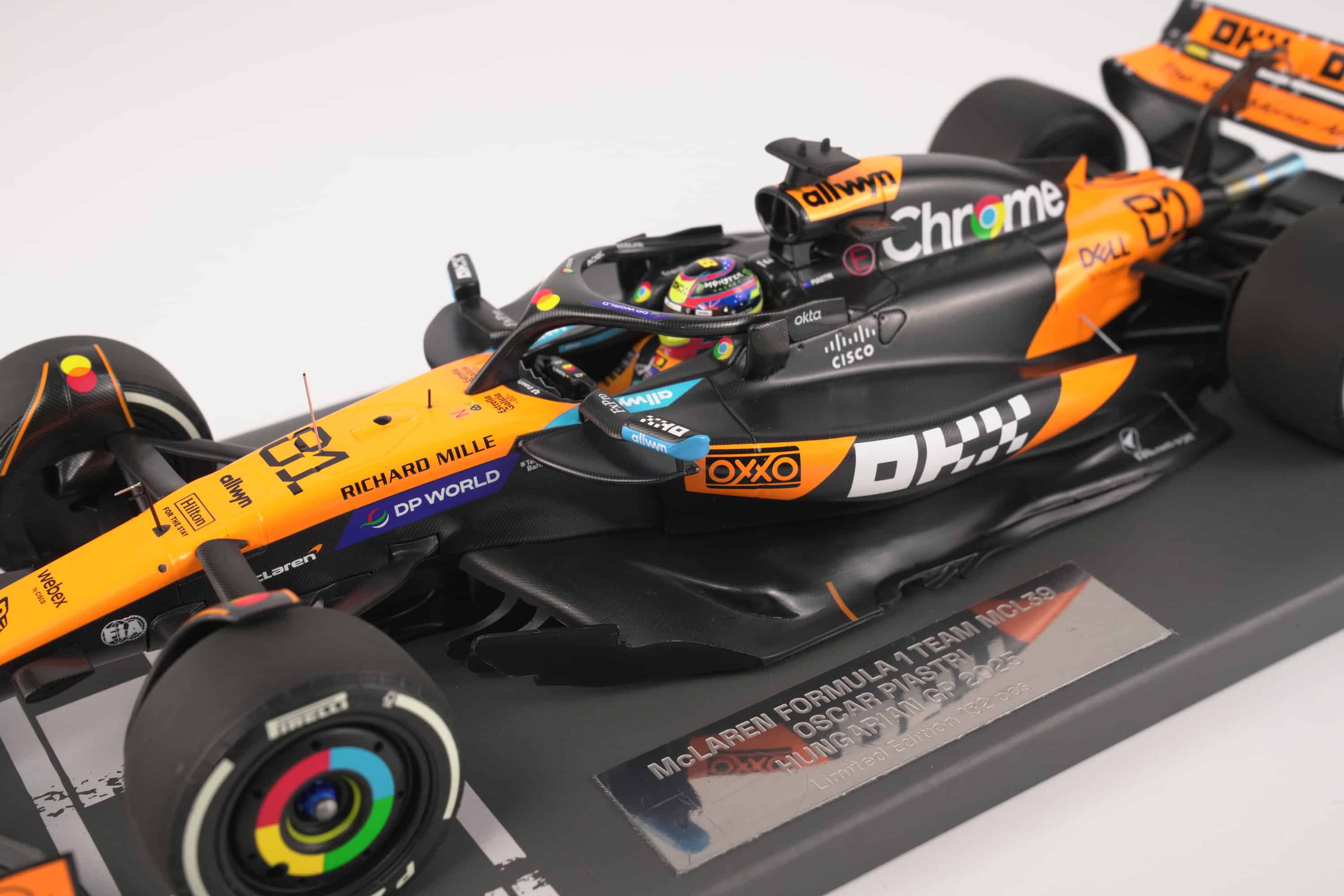 Minichamps 1:18 McLaren MCL39 No.81 Oscar Piastri 2nd Hungarian GP 2025 McLaren 200 GP Wins with Pit Board (537253181) Limited Edition Resin Model 10 Minichamps 1:18 McLaren MCL39 No.81 Oscar Piastri 2nd Hungarian GP 2025 resin model with 200 pit board (537253181), front three-quarter detail