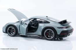 Minichamps - 1:18 Porsche 911 Dakar Green Metallic 2022 - Diecast Model