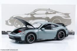 Minichamps - 1:18 Porsche 911 Dakar Green Metallic 2022 - Diecast Model
