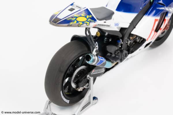 Minichamps - 1:12 Fiat Yamaha YZR-M1 No.46 Valentino Rossi World Champion MotoGP 2009 (Race Weathered Version) - Limited Edition Diecast Model