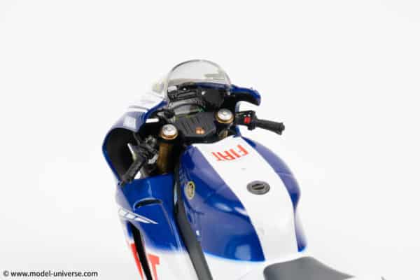 Minichamps - 1:12 Fiat Yamaha YZR-M1 No.46 Valentino Rossi World Champion MotoGP 2009 (Race Weathered Version) - Limited Edition Diecast Model