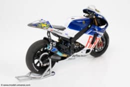 Minichamps - 1:12 Fiat Yamaha YZR-M1 No.46 Valentino Rossi World Champion MotoGP 2009 (Race Weathered Version) - Limited Edition Diecast Model