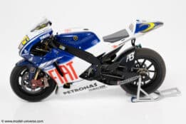 Minichamps - 1:12 Fiat Yamaha YZR-M1 No.46 Valentino Rossi World Champion MotoGP 2009 (Race Weathered Version) - Limited Edition Diecast Model