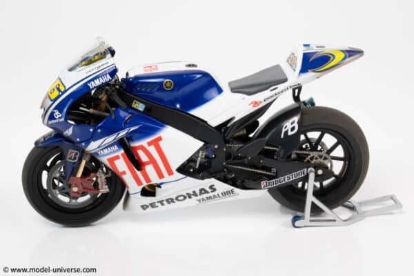 Minichamps - 1:12 Fiat Yamaha YZR-M1 No.46 Valentino Rossi World Champion MotoGP 2009 (Race Weathered Version) - Limited Edition Diecast Model