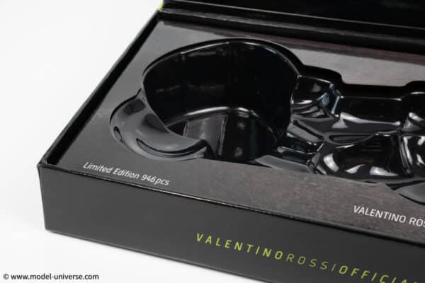 Minichamps - 1:12 Fiat Yamaha YZR-M1 No.46 Valentino Rossi World Champion MotoGP 2009 (Race Weathered Version) - Limited Edition Diecast Model
