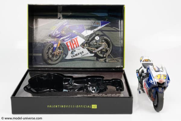 Minichamps - 1:12 Fiat Yamaha YZR-M1 No.46 Valentino Rossi World Champion MotoGP 2009 (Race Weathered Version) - Limited Edition Diecast Model