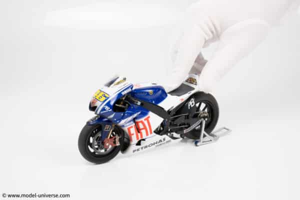 Minichamps - 1:12 Fiat Yamaha YZR-M1 No.46 Valentino Rossi World Champion MotoGP 2009 (Race Weathered Version) - Limited Edition Diecast Model