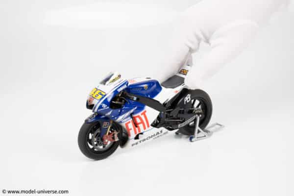 Minichamps - 1:12 Fiat Yamaha YZR-M1 No.46 Valentino Rossi World Champion MotoGP 2009 (Race Weathered Version) - Limited Edition Diecast Model