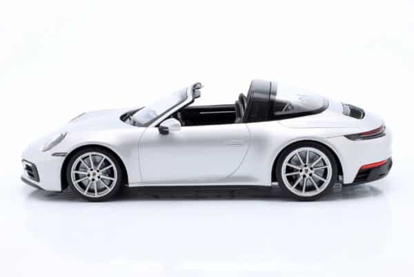 minichamps_1_18_porsche_911_992_targa_4_gts_year_2 4