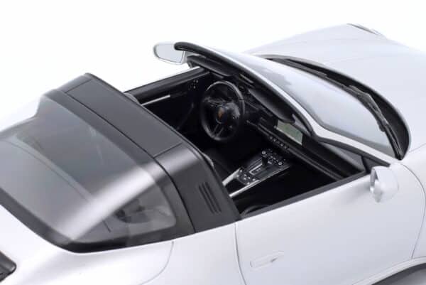 minichamps_1_18_porsche_911_992_targa_4_gts_year_2 5