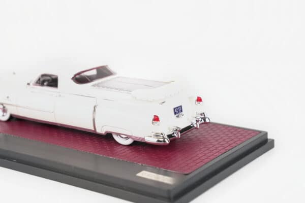 Matrix 1:43 Cadillac Professional S&S Florentine Flower Car White 1951 (MX20301-412) Limited Edition Resin Model 12 Matrix 1:43 Cadillac Professional S&S Florentine Flower Car White 1951 (MX20301-412) resin model, high angle